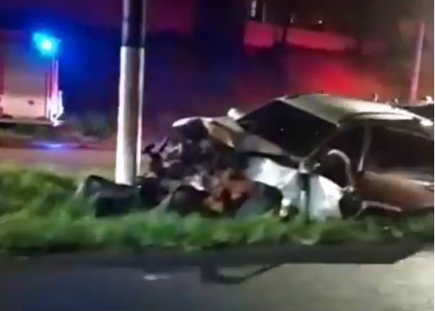 El auto impactó contra un poste del tendido eléctrico. Foto: Diómedes Sánchez.