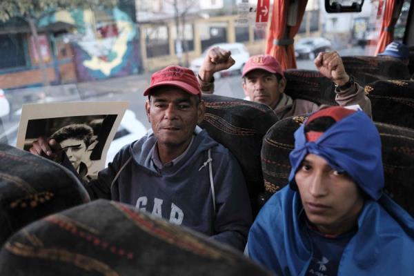 El Ministerio de Salud de Costa Rica realizó una revisión del estado de salud de todas estas personas al momento de su ingreso al país desde Panamá y luego continuaron su camino hacia la frontera con Nicaragua en autobuses escoltados por la Policía. FOTO/EFFE