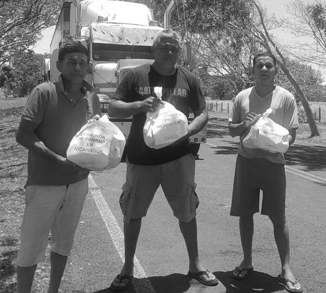 Transportistas panameños en Nicaragua, reciben bolsas solidarias con alimentos, agua y artículos de aseo personal, entre otros productos. Foto: Cortesía.