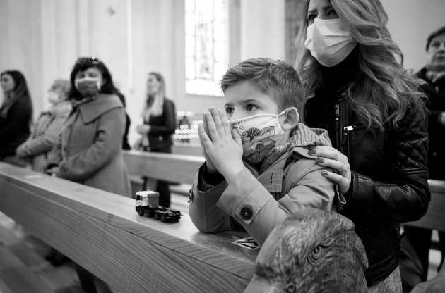 La familia es la célula básica de la sociedad y, en esta cuarentena, es tu mejor aliado para lidiar con el encierro tanto físico como el emocional. Foto EFE.