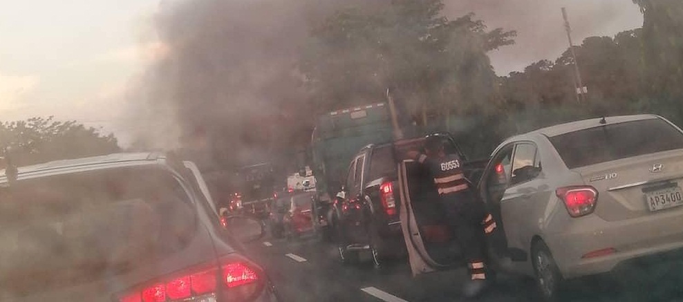 El cierre de calles causó un gran caos vehicular.