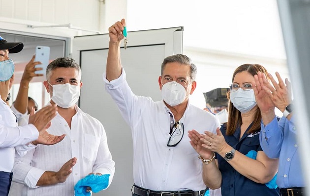 Cortizo y Turner durante un recorrido por el hospital modular.