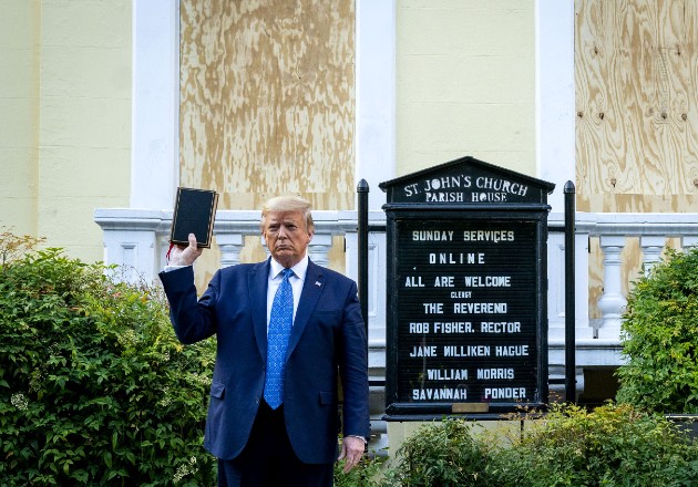 El presidente Trump hizo que la policía dispersara a los manifestantes para poder posar en una iglesia. Foto / Doug Mills/The New York Times.