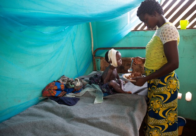 Un programa nacional de vacunación en el Congo ha sido trastocado por el coronavirus. Una sala de sarampión. Foto / Hereward Holland/Reuters.