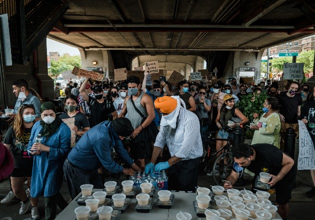 El Centro Sikh de NY movilizó sus recursos de cocina a gran escala en junio para alimentar a manifestantes. Foto / Ryan Christopher Jones para The New York Times.