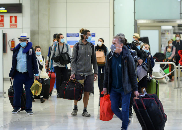 Se han implantado los controles sanitarios en los aeropuertos. Fotos: EFE/Archivo. 