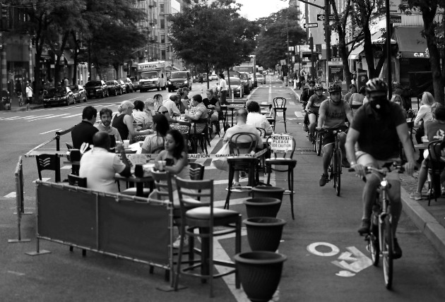 Apertura de actividades en la Avenida Columbus, ciudad de Nueva York. Hasta el 30 de junio se registran 2,682,897 millones de contagiados, 129,544 muertos, 705,203 recuperados. Foto: EFE.