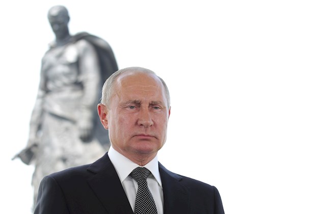 El presidente ruso, Vladímir Putin, llamó hoy a los ciudadanos a votar en el plebiscito constitucional del que depende que él pueda presentarse a la reelección en 2024, algo que le impide la actual Carta Magna.