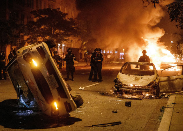 Trump exige mano dura contra manifestantes para "poner fin" a las protestas Manifestantes protestan por la muerte de George Floyd cerca de la Casa Blanca. Fotos: AP/EFE