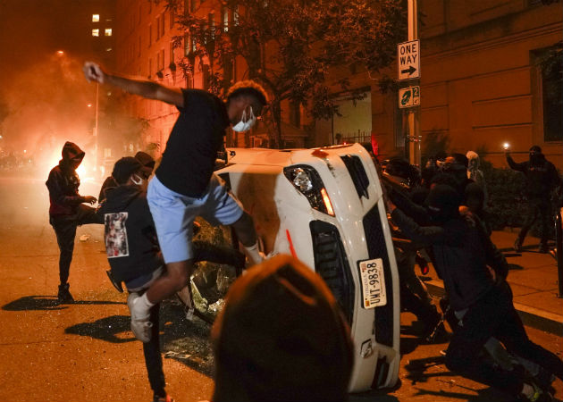 Trump exige mano dura contra manifestantes para "poner fin" a las protestas Manifestantes protestan por la muerte de George Floyd cerca de la Casa Blanca. Fotos: AP/EFE