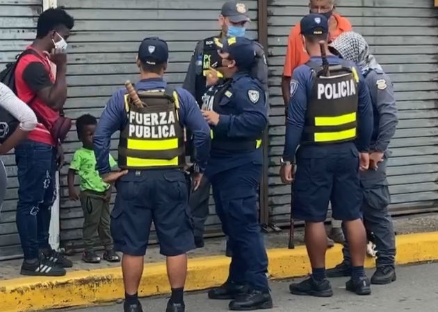 Haitianos en Paso Canoas duermen en la calle, tras el rechazo de Costa Rica y Panamá La Policía Especial de Migración de Costa Rica rechazó su ingreso. Fotos: Mayra Madrid.