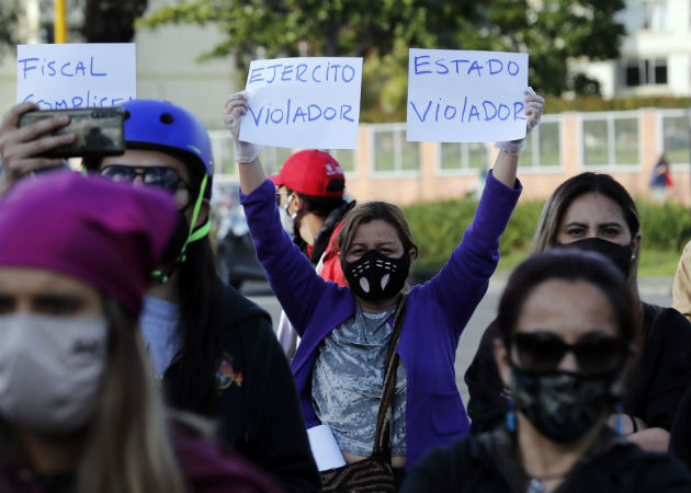 Protesta en Bogotá, repudiando la violación de la niña indígena de 12 años en el cantón militar. Fotos: EFE.