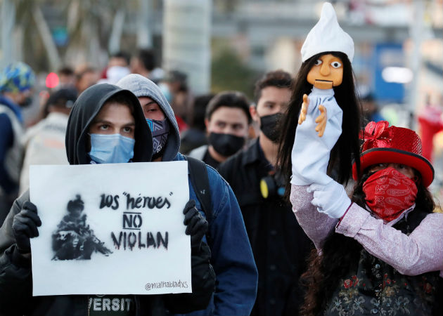 Protesta en Bogotá, repudiando la violación de la niña indígena de 12 años en el cantón militar. Fotos: EFE.