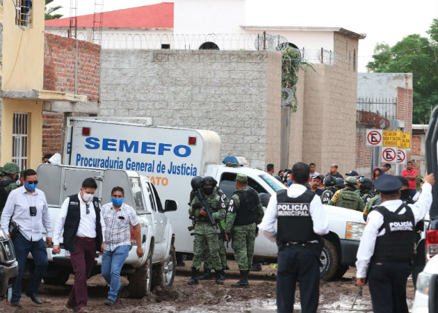 Personal Forense,Guardia Nacional y fuerzas de seguridad pública afuera del Centro de Rehabilitación donde fue la matanza. Fotos: EFE.