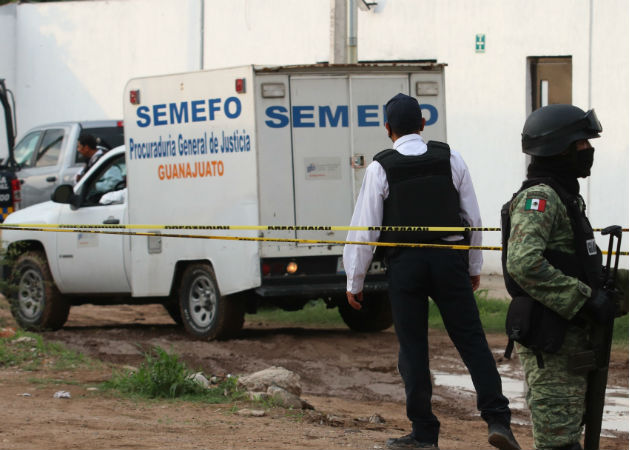 Personal Forense,Guardia Nacional y fuerzas de seguridad pública afuera del Centro de Rehabilitación donde fue la matanza. Fotos: EFE.