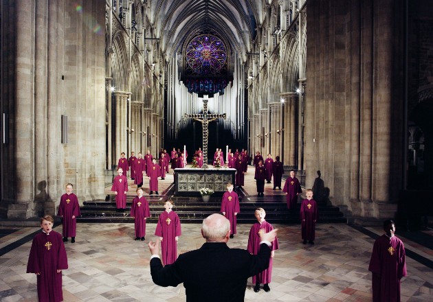 Varios brotes del virus han sido ligados al canto coral. Un coro de niños en Trondheim, Noruega, mantiene su distancia. Foto / Nidarosdomens Guttekor.