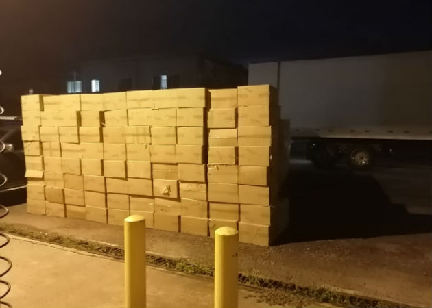 El aprehendido transportaba más de 1,500 cajas de cigarrillos de diversas marcas. Fotos: Melquíades Vásquez. 