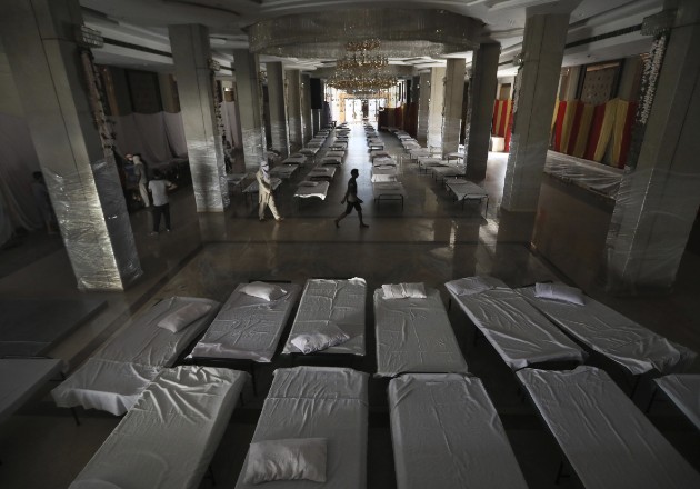 Centros de salud de India niegan el ingreso de pacientes con virus o sin virus. Un salón de fiestas en Nueva Delhi convertido en albergue para casos de coronavirus. Foto / Manish Swarup/Associated Press.