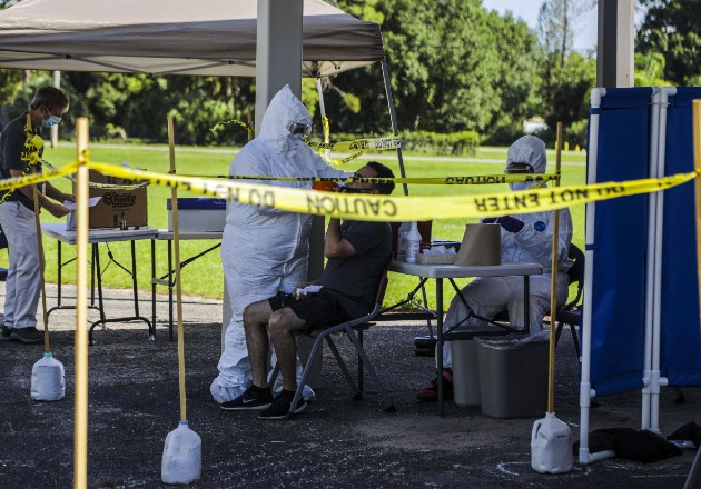 Médicos Sin Fronteras llegó para ayudar con las pruebas del coronavirus. Una clínica ambulatoria en Immokalee, área en Florida con granjas de tomate. Foto / Saul Martinez para The New York Times.