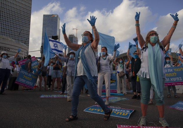 El primer ministro Netanyahu dice que anexará territorio de Cisjordania. Mujeres israelíes y árabes protestan contra el plan en Tel Aviv. Foto / Oded Balilty/Associated Press.