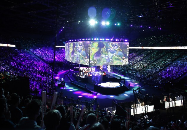 Apuestas de fantasía son ofrecidas para League of Legends, que atrajo a miles de fanáticos a París en el 2019. Foto / Thibault Camus/Associated Press.