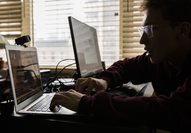 Es más difícil mantener interesados a los alumnos en clases virtuales, dice un estudio. Foto / Benjamin Norman para The New York Times.