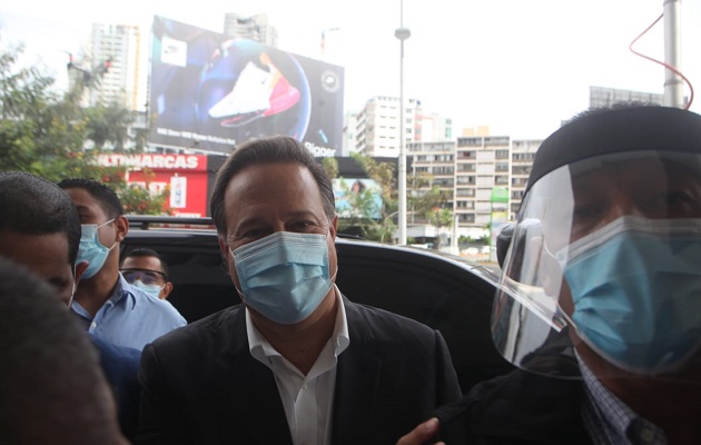 Juan Carlos Varela les recomendó a los periodistas guardar la distancia. Foto Víctor Arosemena