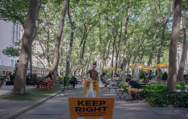 Bryant Park, en Midtown Manhattan. En este parque se está limitando el uso de los baños y dirigiendo el tráfico peatonal, entre otras medidas, para intentar mantener el distanciamiento social. (September Dawn Bottoms/The New York Times)