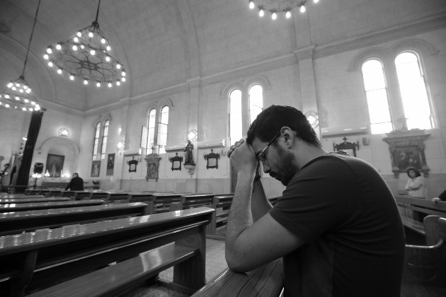 Siendo persona de oración y viviendo tu vida cristiana dentro de la Iglesia.  Foto: EFE.