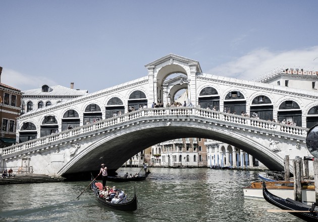 Pronósticos para reservaciones de aviones a Italia se han desplomado para los meses de verano. El Puente Rialto en Venecia este mes. Foto / Alessandro Grassani para The New York Times.