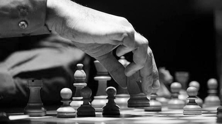 Al menos 600 millones de personas entre profesionales y aficionados practican el ajedrez. Foto: EFE.