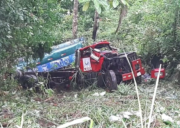 El carro cisterna cayó a varios metros en un barranco. Foto: Diómedes Sánchez.