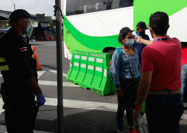 A los extranjeros se les verificó su temperatura y que portaran mascarilla o careta como parte de las medidas sanitarias. Fotos: Cortesía.