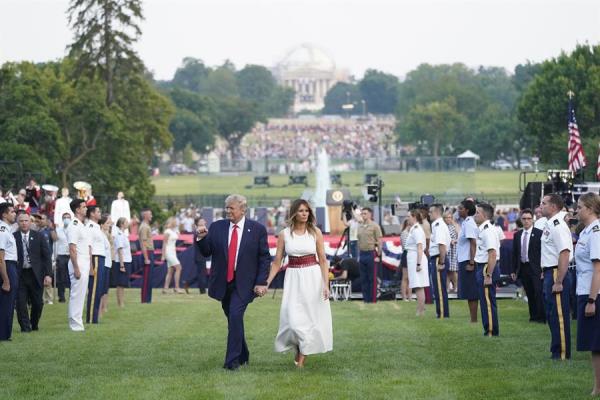 Tras el discurso del presidente, hubo una exhibición de aviones militares que sobrevolaron el Mall, la explanada monumental que hay junto a la Casa Blanca, paracaidistas y música patriótica, que precedieron a los tradicionales fuegos artificiales. FOTO/EFE