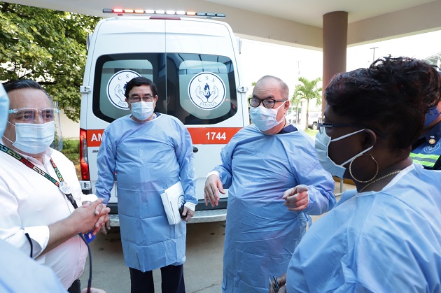 El director de la Caja de Seguro Social (CSS), Enrique Lau Cortés, hace un recorrido en las instalaciones del Hospital Irma de Lourdes Tzanetatos. Foto @CSSPanama