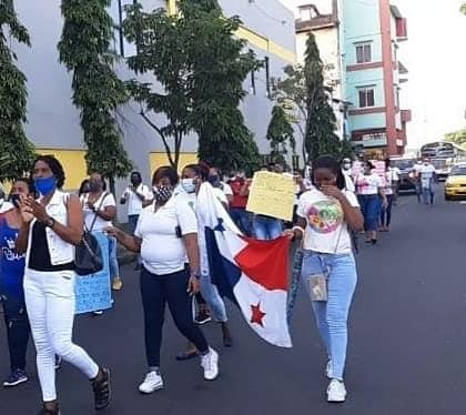 Las mujeres durante su caminata exigían puestos de trabajo ante los proyectos de reactivación económica 