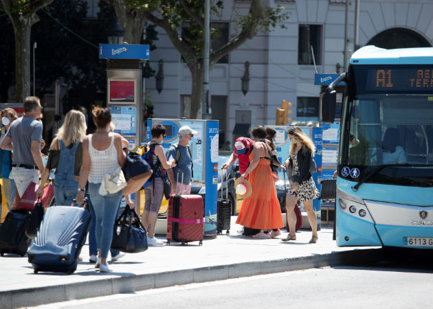 Un grupo de visitantes en las Ramplas, Barcelona, este lunes, cinco días después de la apertura de fronteras tras el estado de alarma. EFE.