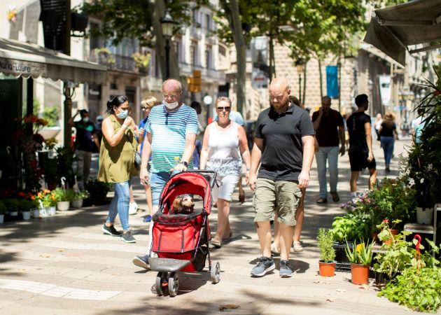 Un grupo de visitantes en las Ramplas, Barcelona, este lunes, cinco días después de la apertura de fronteras tras el estado de alarma. EFE.