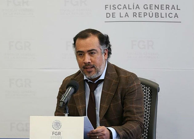 El titular de la Unidad para el caso Ayotzinapa de la FGR, Omar Gómez Trejo, anuncia la identificación de los restos. Fotos: EFE/Archivo.