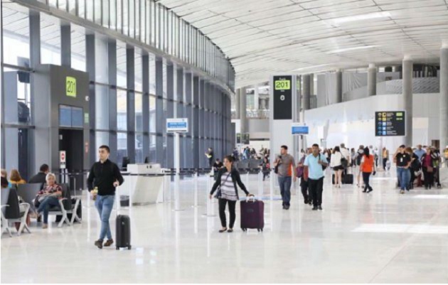 Por el Aeropuerto Internacional de Tocumen pasan más de 15 millones de turistas al año, de los cuales un poco más de 2 millones se quedan en Panamá. Foto/Archivo