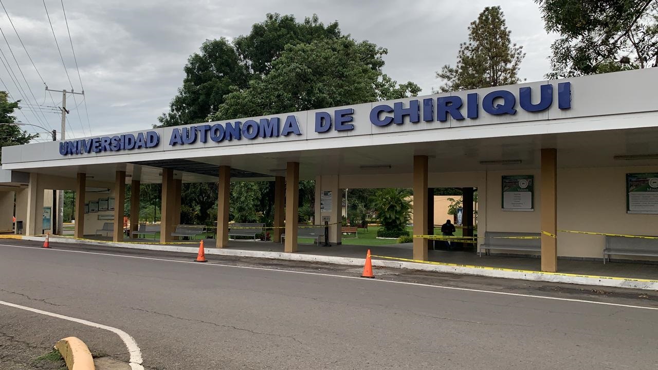 Desde que se conoció sobre la pandemia, la Universidad Autónoma de Chiriquí se puso en contacto con los funcionarios del Minsa desde el mes de marzo y se implementó el protocolo sanitario para tal fin.