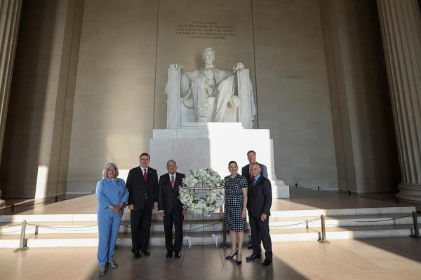 Andrés Manuel López Obrador (3i), posando con su comitiva frente al monumento a Lincoln este miércoles, en Washington (EE.UU.). López Obrador comenzó su viaje oficial a Washington, el primero que realiza al extranjero desde su llegada al poder en 2018. FOTO/EFE