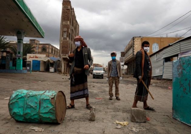 Yemeníes aliados con hutíes vigilan un retén en Sana en mayo. Milicianos han expulsado a miles de africanos. Foto / Yahya Arhab/EPA, vía Shutterstock.