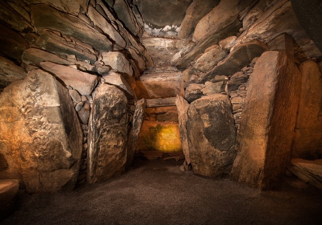 La cámara mortuoria central en Newgrange fue construida para ser iluminada por el amanecer en el solsticio de invierno. Un estudio nuevo analizó ADN hallado en la cámara. Foto / Ken Williams.