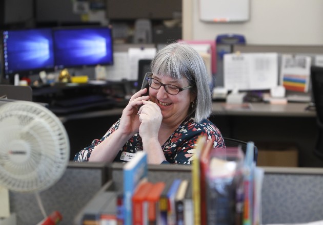 Holly Ryckman, bibliotecaria, es voluntaria de un programa que llama para monitorear a más de 100 residentes de edad avanzada. Foto / LM Otero/Associated Press.