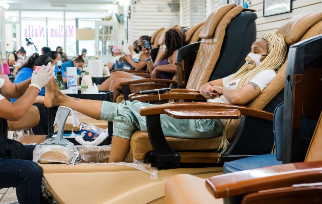 Stephanie Stevens se hace las uñas en Million Nails cuando la ciudad de Nueva York comienza la fase 3 de su reapertura. (Gabriela Bhaskar/The New York Times)