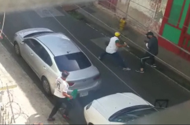 Captura del video de la pelea con arma blanca en Calle 18, El Chorrillo. 