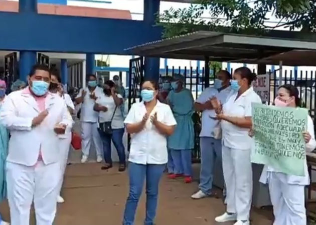 Personal de salud del hospital de Aguadulce protestaron esta semana exigiendo equipos de bioseguridad. Foto: Eric A. Montenegro.