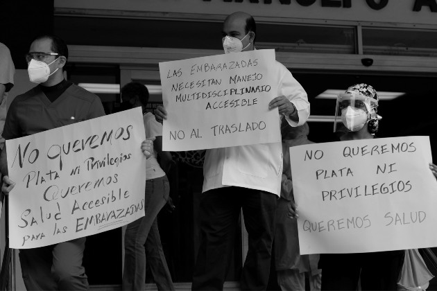 Protesta de personal de salud en el Complejo Hospitalario Metropolitano de la Caja de Seguro Social. Esta es una lucha de todos, no de un solo grupo. Foto: EFE.