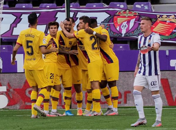 Jugadores del Barcelona felicitan a Arturo Vidal por su gol. Foto:EFE